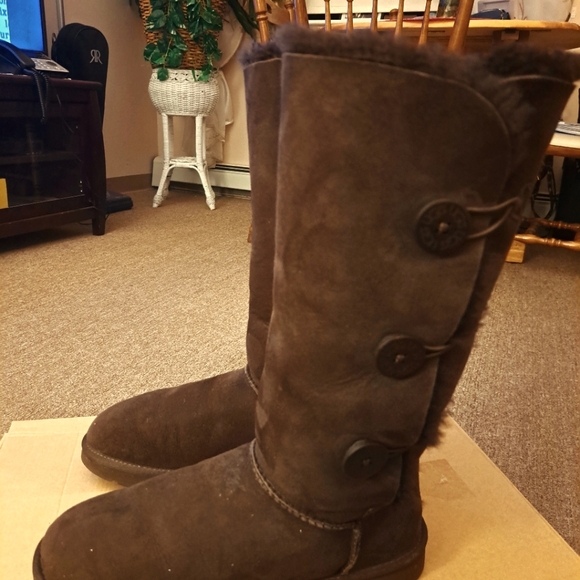 WOMEN'S UGG AUSTRALIA CHOCOLATE BROWN TRIPLE BAILEY BUTTONS SIZE 11 - Picture 2 of 8